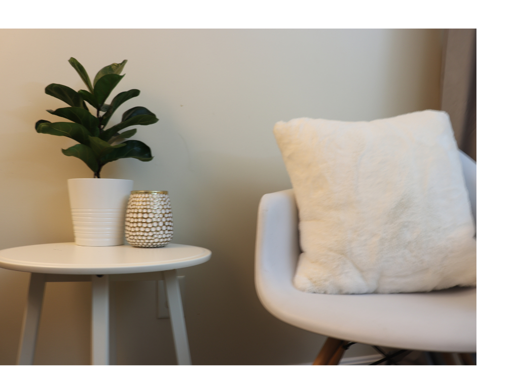 maceta arriba de mesa de noche con silla al lado